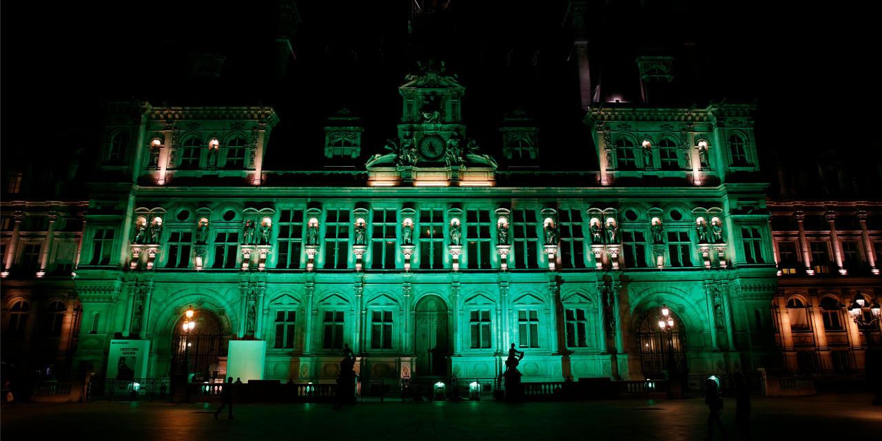 La mairie de Paris en vert, en réponse à Trump