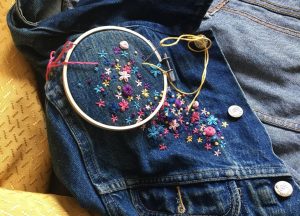 fleurs brodées sur veste en jeans